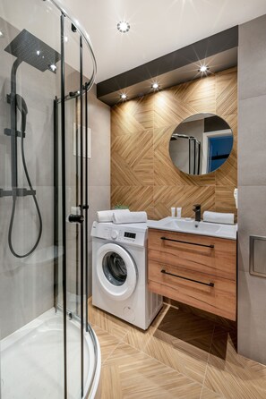 อพาร์ทเมนท์, 2 ห้องนอน, ระเบียง | ห้องน้ำ | ฝักบัว, ผ้าเช็ดตัว, สบู่, ยาสระผม