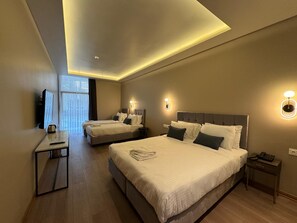 Habitació quàdruple estàndard | Llençols de cotó egipci i roba de llit d'alta qualitat 