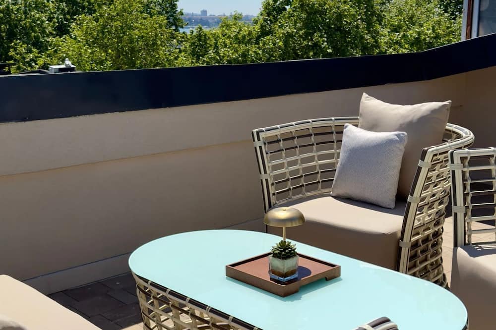 Weingart Suites Hotel