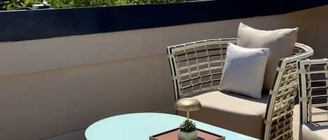 Deluxe-Suite, Terrasse, Stadtblick | Wohnbereich