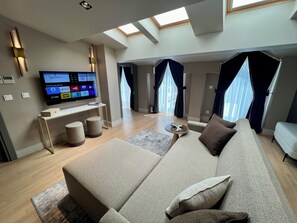 Suite Deluxe, terrassa, vistes a la ciutat | Sala d'estar | Televisor intel·ligent de 42 polzades amb canals digitals 