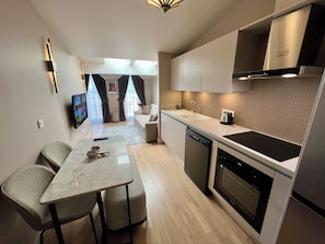 Suite – superior, terrasse | Eget kjøkken | Minikjøleskap og høy barnestol