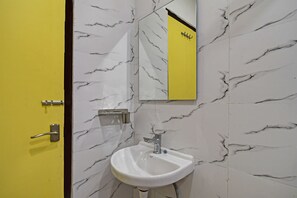 Classic-Doppel- oder -Zweibettzimmer | Badezimmer | Dusche, Handtücher