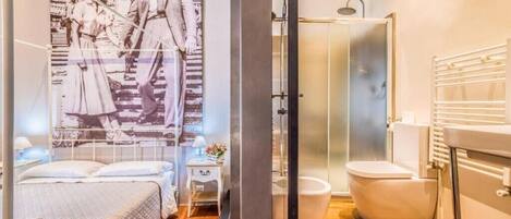 4 bedrooms, desk, WiFi, bed sheets