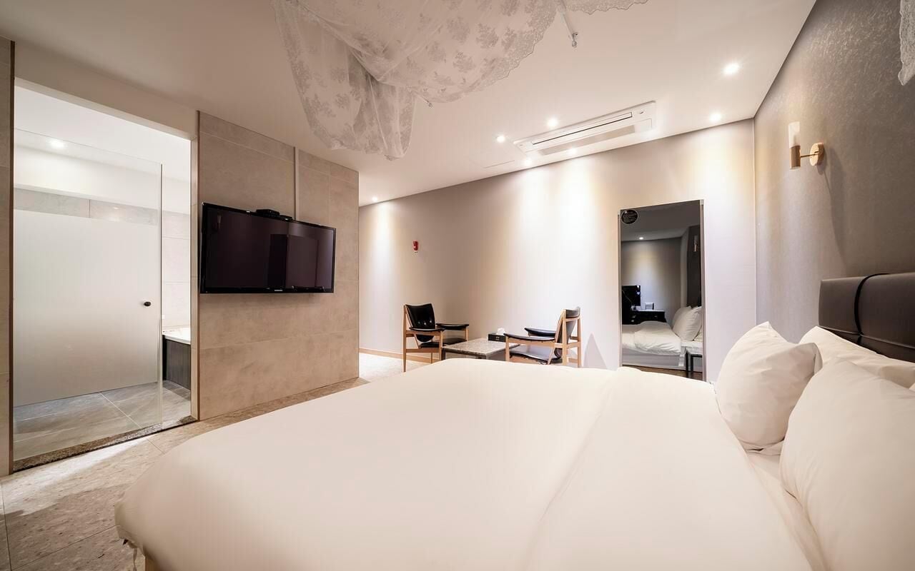 VIP(No Parking, Multi-night) | Soundproofing, free WiFi