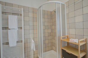 Douche, sèche-cheveux, bidet, serviettes fournies