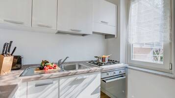 Apartamento família, vários quartos, ao lado do lago (Casa al Cor - Sailor 1) | Cozinha privada | Geladeira, micro-ondas, fogão, cooktop