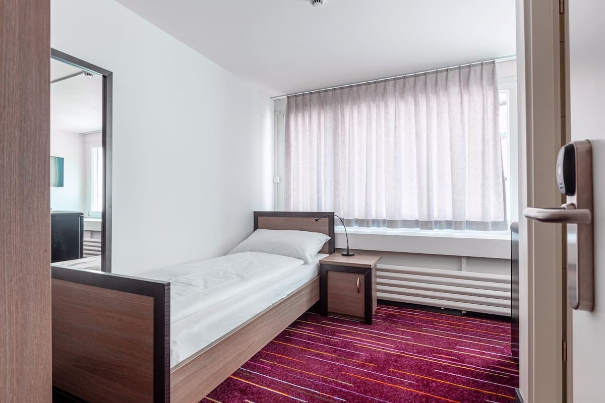 Single Room, Private Bathroom, Courtyard View | Desk, iron/ironing board, free WiFi