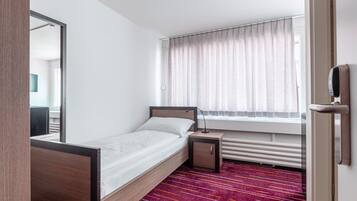 Habitación individual, baño privado, vista al patio | Escritorio, tabla de planchar con plancha y wifi gratis