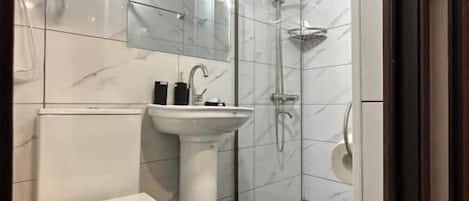 Regadera, amenidades de baño gratuitas, secadora de cabello, pantuflas