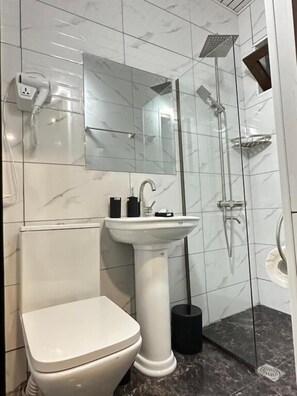 컴포트 아파트, 산 전망 | 욕실 | 샤워 시설, 무료 세면용품, 헤어드라이어, 슬리퍼