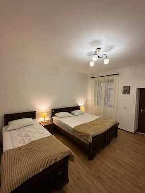Apartemen Comfort, pemandangan gunung | 2 kamar tidur, seprai antialergi, busa memori, dan kedap suara