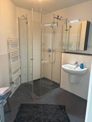 Chuveiro, secador de cabelo, toalhas de banho, sabonete