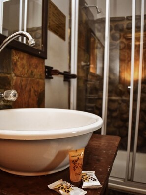 Basic Double or Twin Room | Bathroom | Towels - Roydon Reserve (Komani)