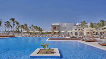 Piscine extérieure, cabanons gratuits, parasols de plage
