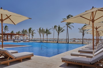 Plage privée à proximité, sable blanc, chaises longues, parasols