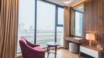 Family Suite | 2 bedrooms, hypo-allergenic bedding, free minibar items, in-room safe