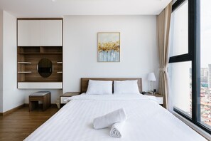 Family Apartment | Hypo-allergenic bedding, free minibar items, in-room safe, desk - NVT Housing - Vinhomes Metropolis Apartment (Hanoi)