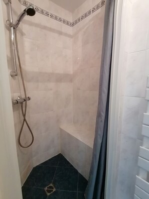 Chuveiro, secador de cabelo, bidê