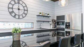 Jääkaappi, mikroaaltouuni, astianpesukone