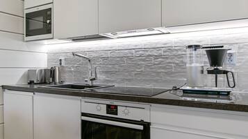 Fridge, microwave, dishwasher, cookware/dishes/utensils