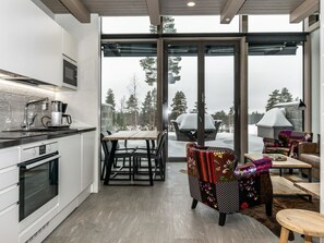 Fridge, microwave, dishwasher, cookware/dishes/utensils