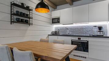 Køleskab, mikrobølgeovn, opvaskemaskine, køkkentøj/tallerkener/redskaber