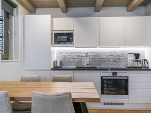 Refrigerador, microondas, lavavajillas y utensilios de cocina 