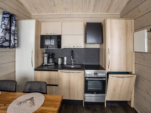 Een koelkast, een magnetron, een oven, een vaatwasser