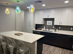 Fridge, microwave, oven, stovetop - Luxury 2 Bed 2 Bath Waterfront Condo with Patio Sunsets Gym and Parking (Sarasota)