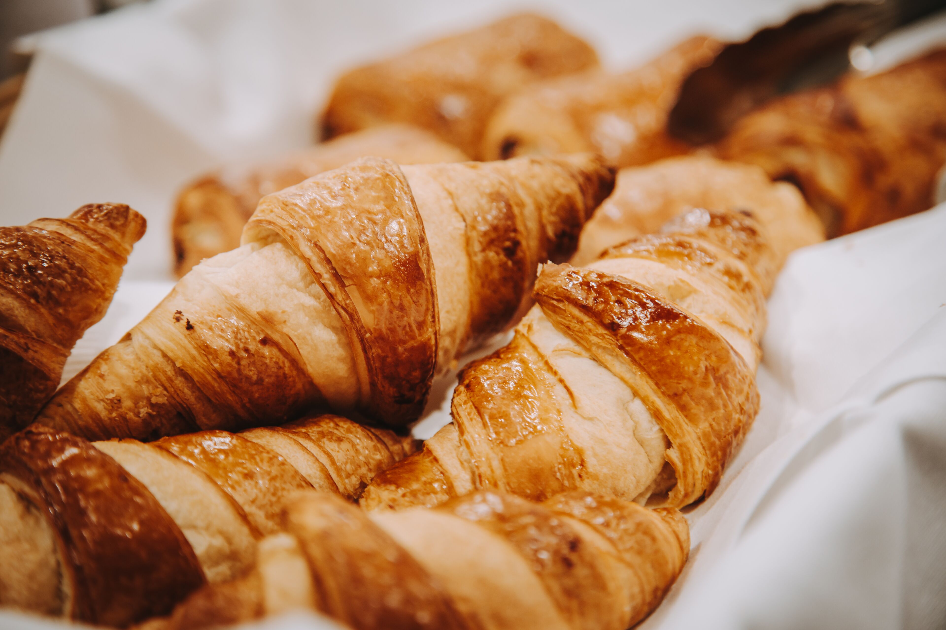 Une plaque de croissants fraîchement sortis du four.
