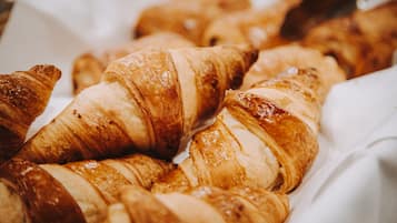 Une plaque de croissants fraîchement sortis du four.