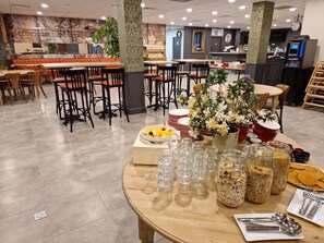 Free daily buffet breakfast 