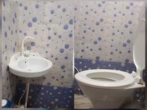 Classic Double Room | Bathroom | Shower, towels - OYO Home R.k Palace Homestay (Faizabad)
