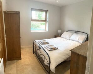 2 室のベッドルーム、アイロン / アイロン台、WiFi、ベッドシーツ