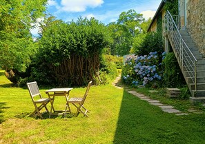 Chambre Économique, vue jardin | Literie de qualité supérieure, surmatelas, décoration personnalisée
