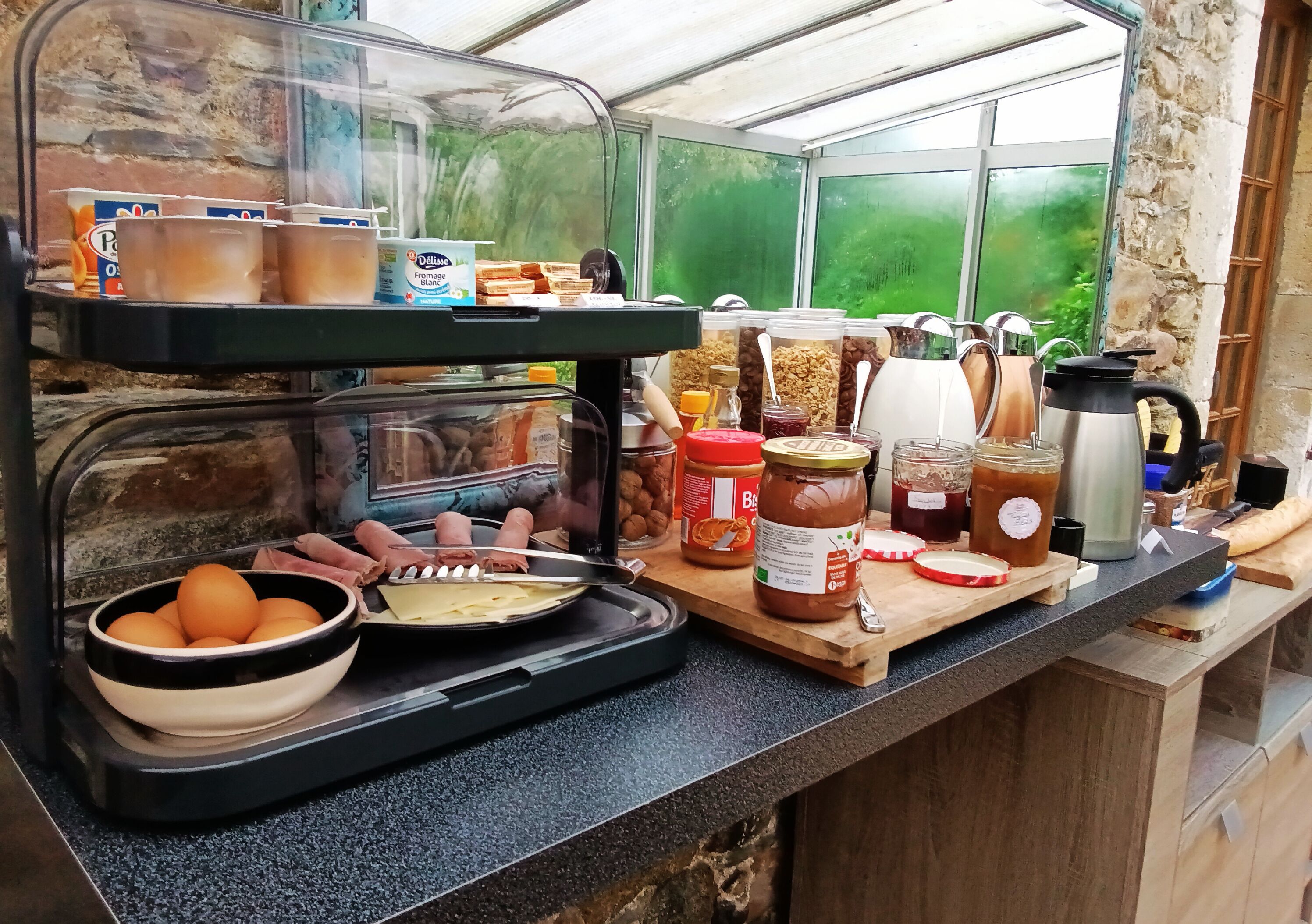 Un ricco buffet per la colazione con diverse pietanze e condimenti.