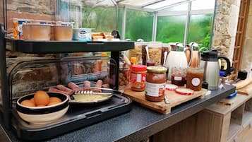 Un ricco buffet per la colazione con diverse pietanze e condimenti.