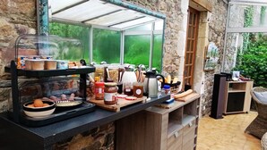 A breakfast bar with various food items and condiments. - La Synchronicité - Chambres d'Hôtes (Saint-Sauveur-Villages)