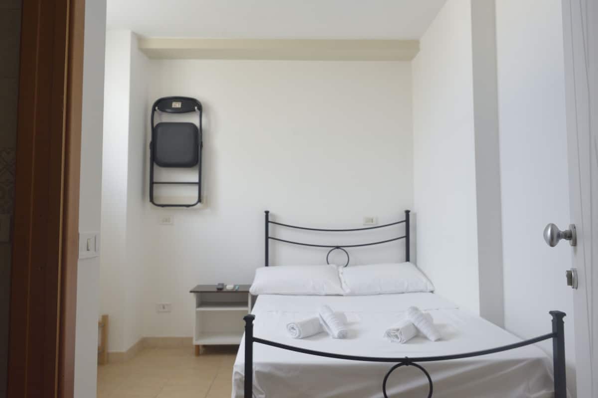 Klassieke kamer, 1 twijfelaar, uitzicht op stad | Bedden met traagschuimmatras, een kluis op de kamer