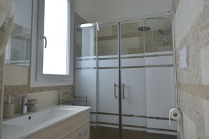 Camera Deluxe, vista città | Bagno | Doccia, set di cortesia gratuito, asciugacapelli, asciugamani