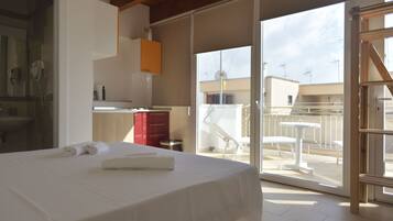 Suite monolocale Deluxe, vista città | Materassi in memory foam, una cassaforte in camera, tende oscuranti