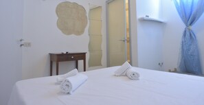 Classic Room | Memory-foam beds, in-room safe, blackout curtains, free WiFi - Casa Nannì  (Polignano a Mare)