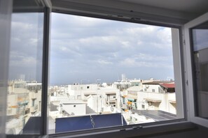 Chambre Classique, 1 grand lit 1 place, vue ville | Vue de la chambre