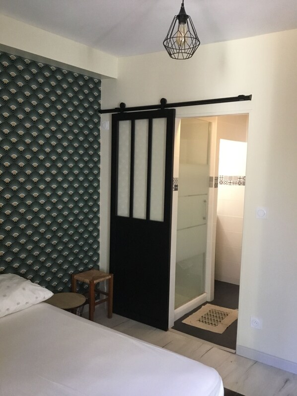 1 quarto, escrivaninha, Wi-Fi de cortesia, roupa de cama