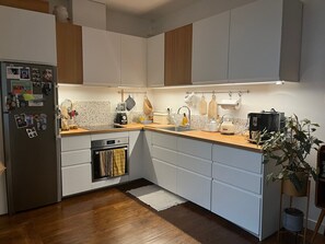 Een oven, een kookplaat, een vaatwasser