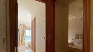 Ein Hotelkorridor mit einem Bett im angrenzenden Zimmer.