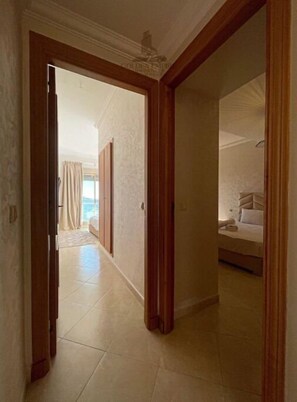 A hotel corridor with a bed in the adjacent room. - Océan Vue 2 (Tanger)
