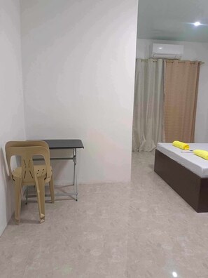 1 bedroom, in-room safe, WiFi, bed sheets - WARM Tourist Inn offers you a privileged experience comfort. (Cebu)