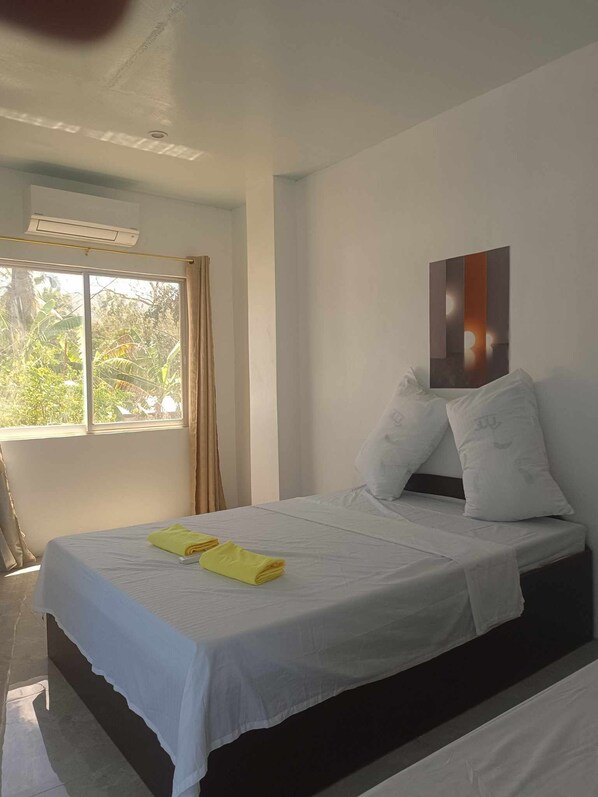 1 bedroom, in-room safe, WiFi, bed sheets - WARM Tourist Inn offers you a privileged experience comfort. (Cebu)